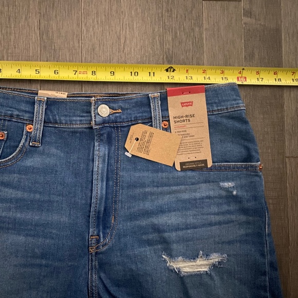 Women's Levi's® High Rise Frayed Hem Jean Shorts - Picture 4 of 6